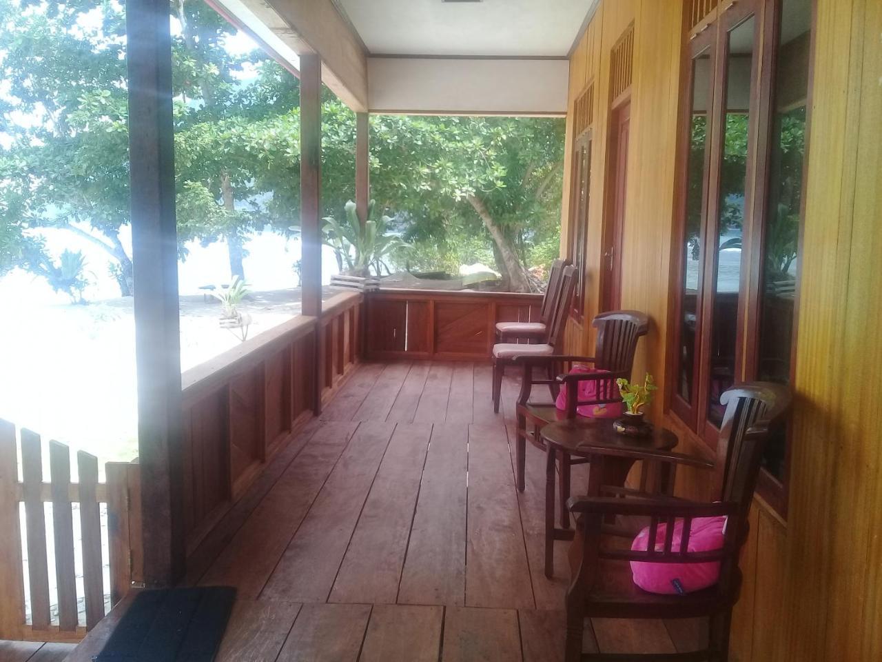 Nusa Nalan Beach Resort Rumah Olat Exterior photo